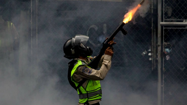 Para enfrentar la crisis, Maduro ha recurrido a medidas tales como promulgar leyes habilitantes para gobernar por decreto, además de imponer el estado de excepción.