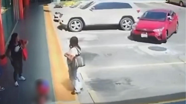 Captan en video de un automovilista a exceso de velocidad en una plaza comercial de Puebla.png