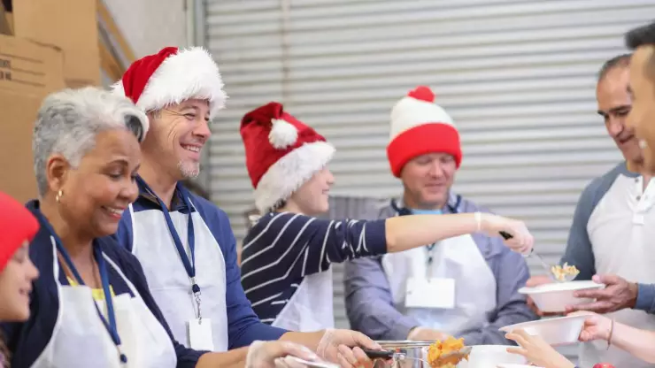 Voluntarios cocinan para quienes más lo necesitan esta Navidad