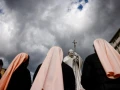 Así se reúnen a orar por la salud del papa Francisco.