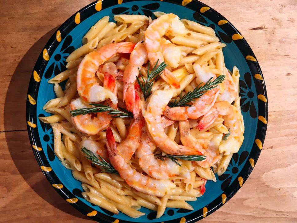 Pasta con camarones, cocineros mexicanos