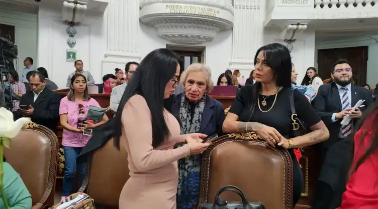Diana Sánchez Barrios (derecha / negro) fue atacada a balazos hoy.