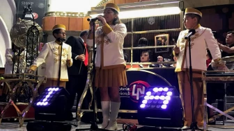 Los niños gritones exponiendo los números ganadores