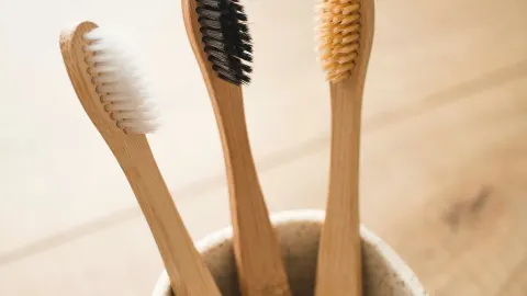¿Es correcto mojar el cepillo de dientes?