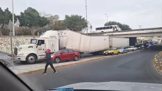Trailer atorado en puente.jpg
