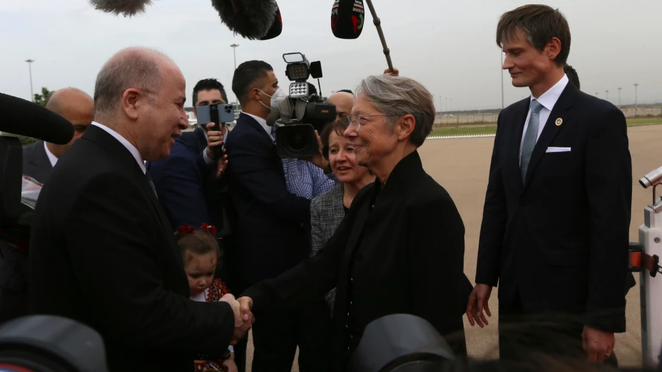 La premier francesa, Elisabeth Borne, es recibida por el premier de Argelia, Aimene Benabderrahmane.