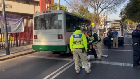 Mujer de 60 años es atropellada en calles de la CDMX; este es su estado de salud