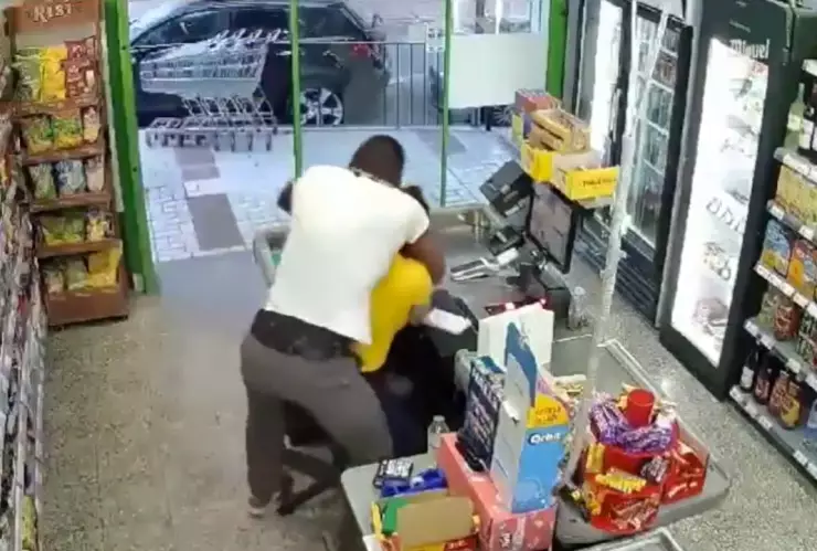 Hombre estrangula a cajera para robar un local en España