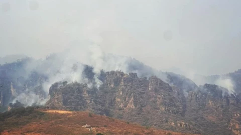 Cierran zona arqueológica en Tepoztlán por incendio forestal.