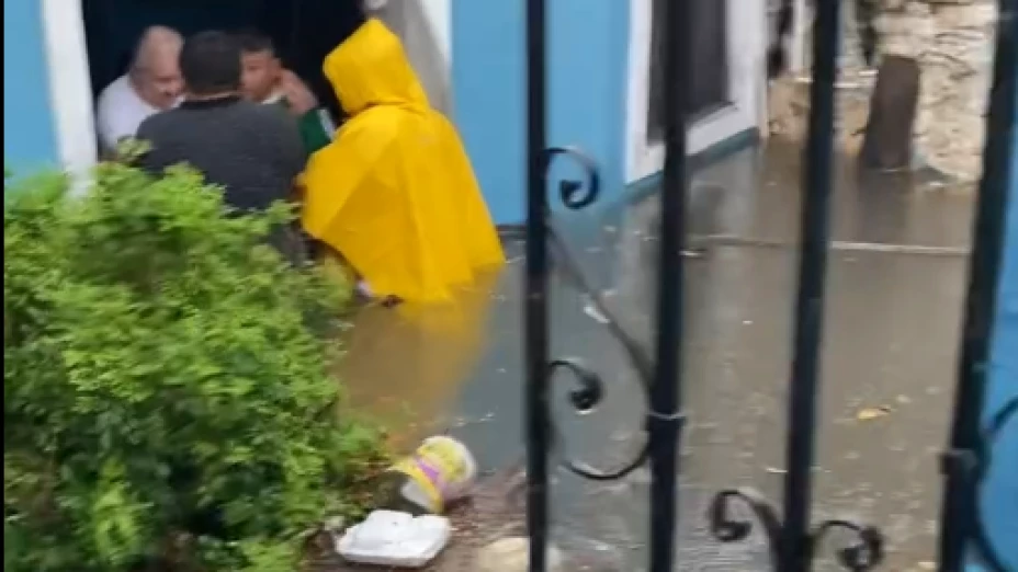 VIDEO del momento en el que RESCATAN a abuelito de su casa inundada en Mérida