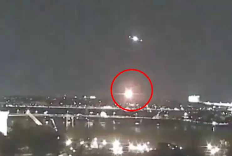 Momento exacto en el que un helicóptero choca contra un avión en Washington el 29 de enero (VIDEO)