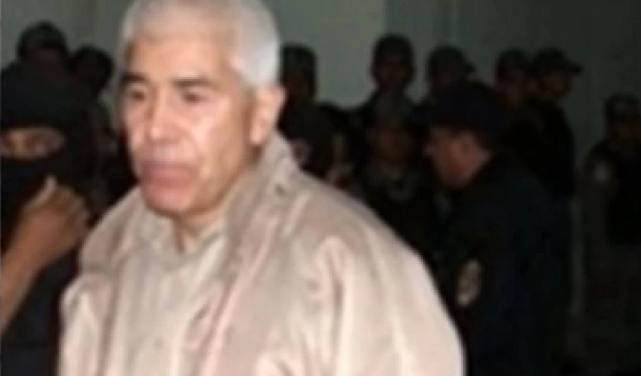 El capo mexicano Rafael Caro Quintero salió de prisión el viernes después que un tribunal federal anuló su sentencia a 40 años de prisión .