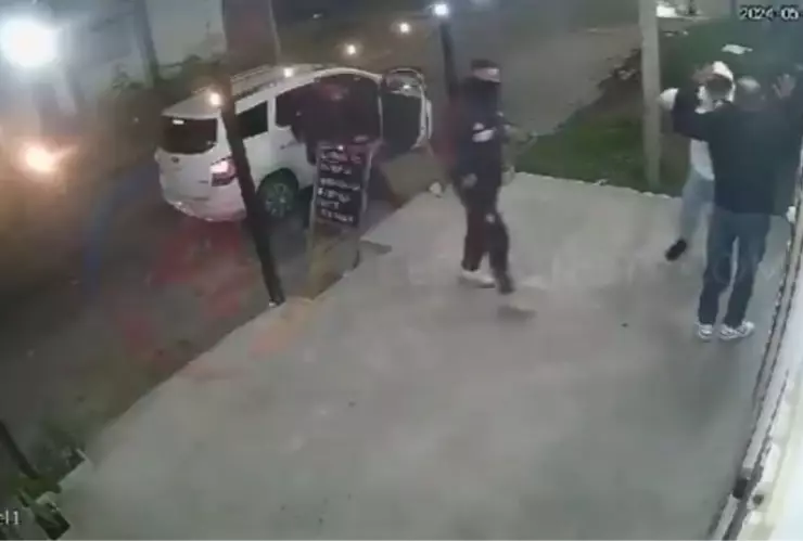 VIDEO: Sujetos armados asaltan a un hombre, pero son recibidos a disparos