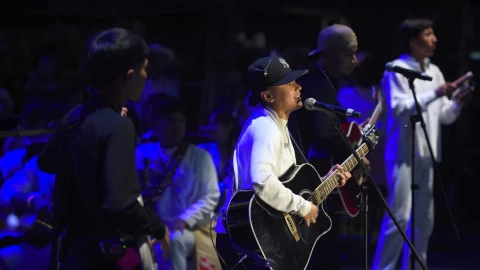 Yahritza Y Su Esencia son abucheados en el Zócalo durante el Grito de Independencia
