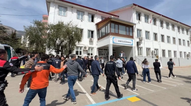 Agentes de policía uniformados y de paisano aseguran la zona tras un tiroteo mortal en una escuela de la provincia suroriental de Kahramanmaraş, Turquía , el 15 de abril de 2026. Fotografía tomada con un teléfono móvil.
