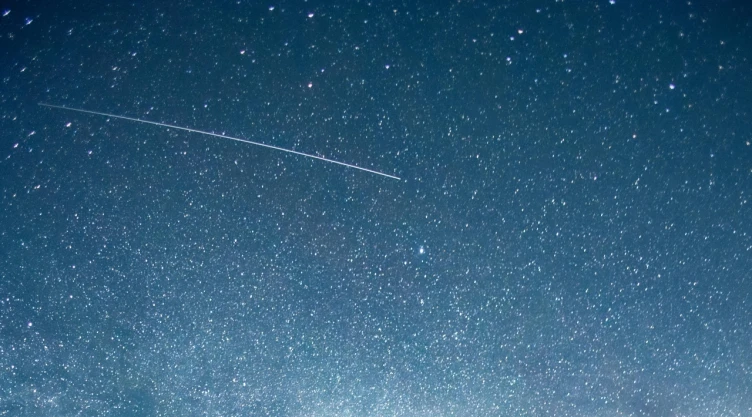 Aquí te damos consejos para ver la lluvia de estrellas Líridas 2024.