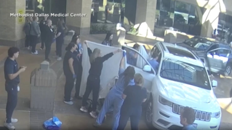 Médicos y enfermeras apoyan a una mujer que entró en trabajo de parto justo en la entrada de un hospital en Texas