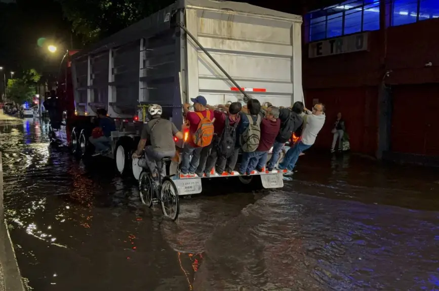 Inundación en Indios Verdes por fuertes lluvias en CDMX