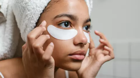 Los productos de contorno de ojos deben fortalecer la piel delicada