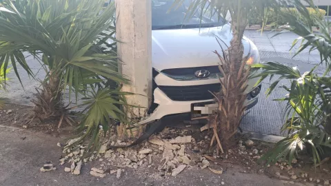 ¡Accidente dominguero en Cancún! Conductor choca contra poste en la avenida 135
