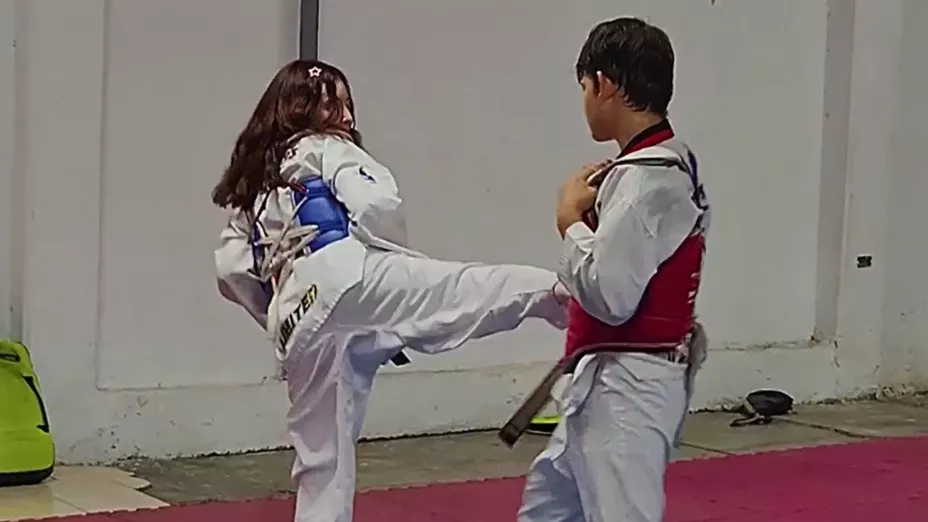 Dos adolescentes, chica y chico, practicando Taekwondo en un estudio en Culiacán, Sinaloa