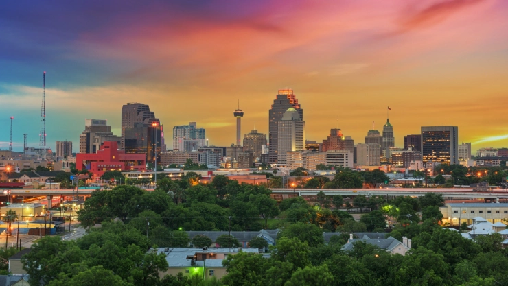 Avistaje panorámico de la ciudad de San Antonio, Texas, con la puesta del sol detrás de los edificios
