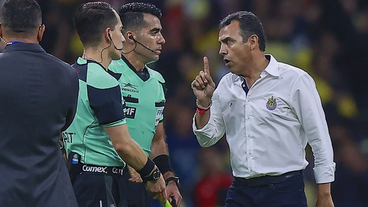 Ricardo Cadena reclamándole a los árbitros tras el América vs Chivas