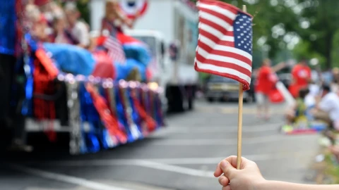 Una bandera estadounidense en medio de un festejo.