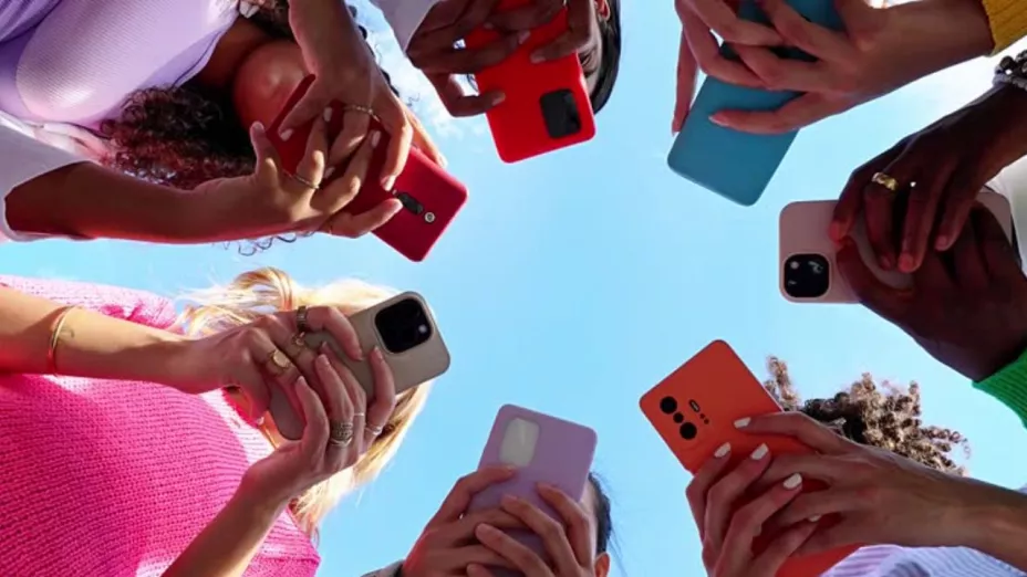 chicos con celulares