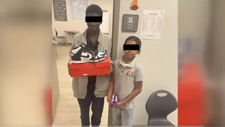 Le regala tenis a su compañero de la escuela porque le hacían bullying.jpg