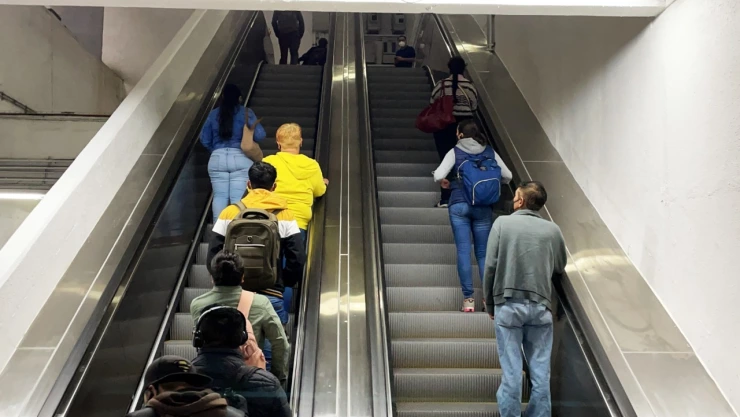 Las nuevas escaleras eléctricas en la estación Tacubaya de Línea 9 del Metro CDMX sustituyen a equipos obsoletos con 31 años de operación.