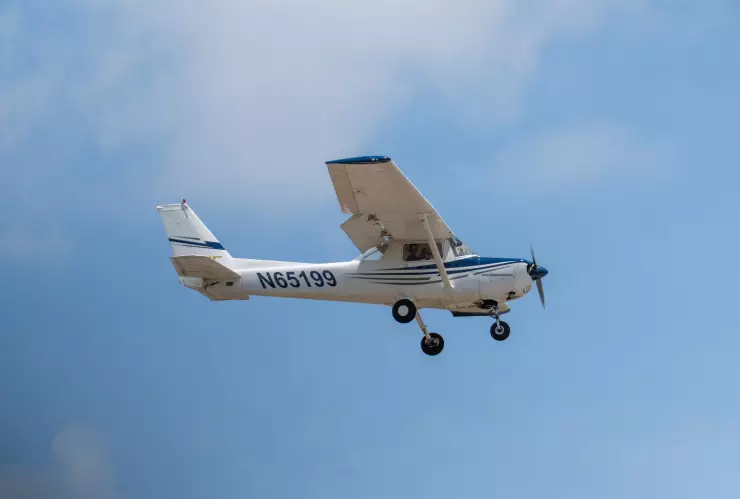 Un avión monomotor en el aire