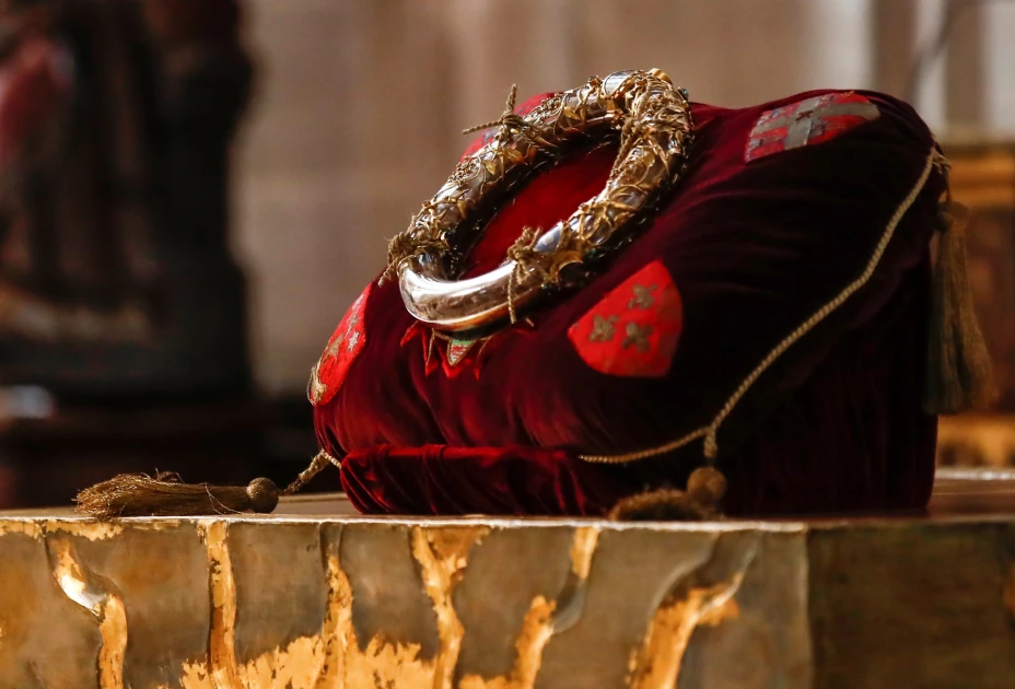 Corona de espinas regresa a la catedral de Notre Dame .jpg
