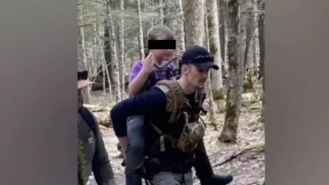 Niño sobrevive comiendo nieve tras estar perdido en el bosque durante dos día