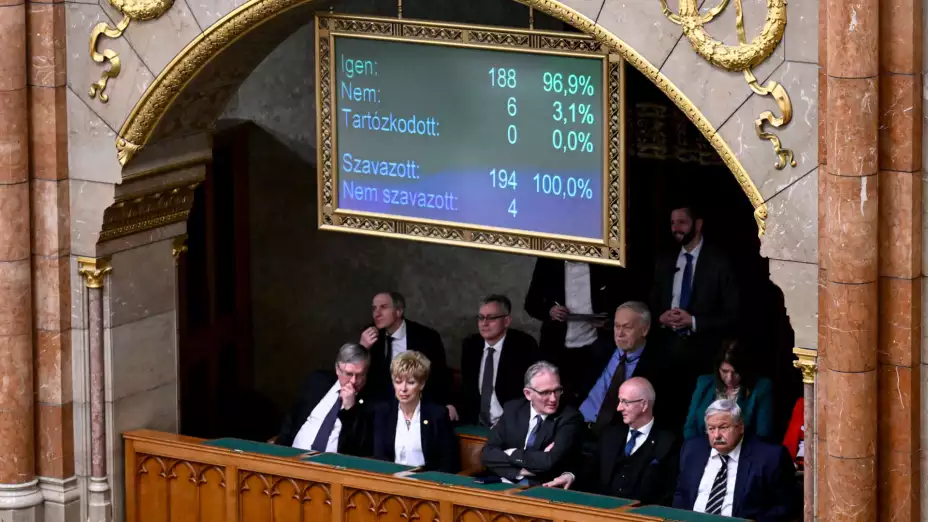 Votación de legisladores hungaros por incorporación de Suecia a la OTAN.