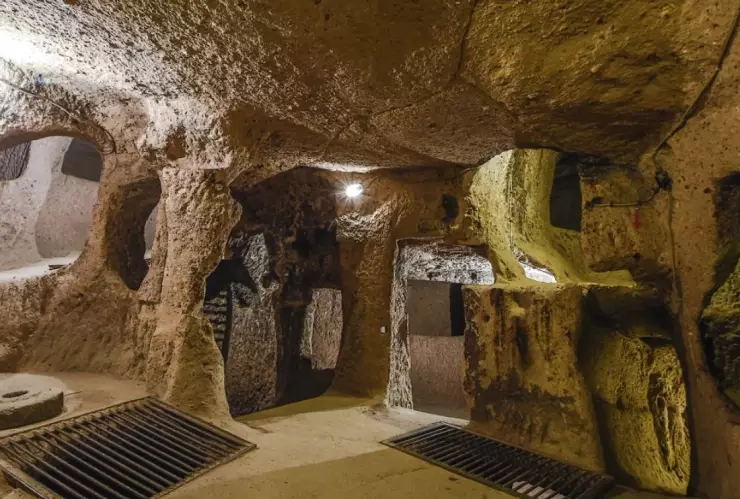 Hombre encuentra ciudad subterránea bajo su casa