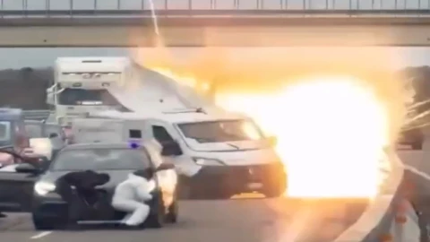 Comando furgón blindado autopista de Italia