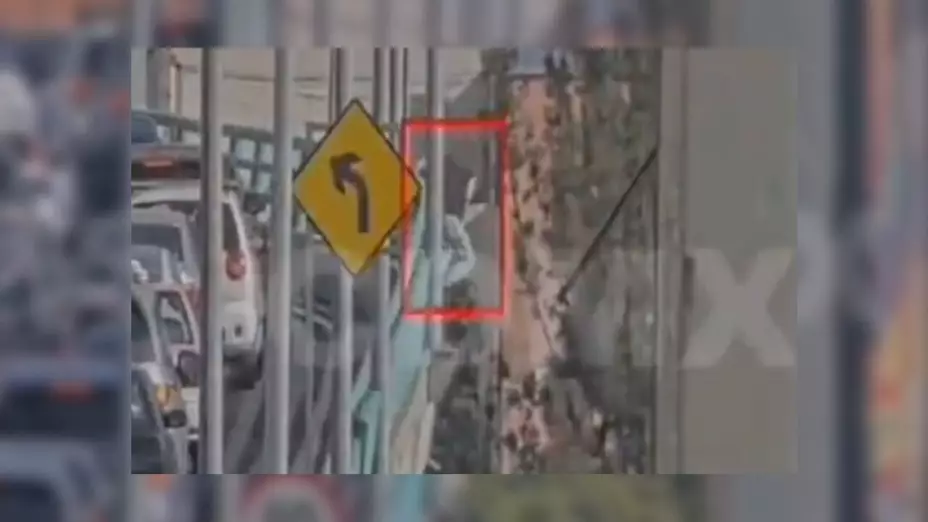 Un ladrón se arrojó desde el segundo piso del Periférico tras robar a automovilista.