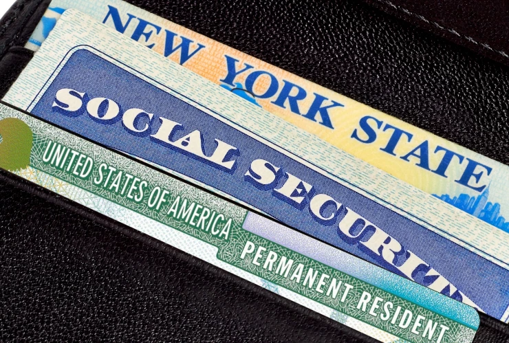 Licencia de conducir de Nueva York y otros documentos en una billetera