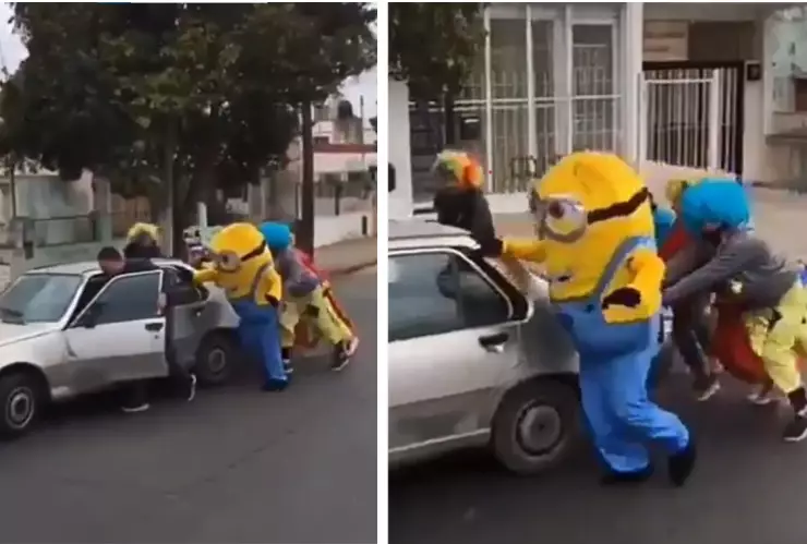 Superhéroes en acción: Minion, payasito y Spiderman unen fuerza para ayudar a empujar un carro.