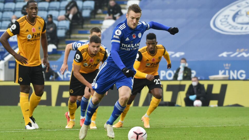 Jamie Vardy cobra penal ante Wolves
