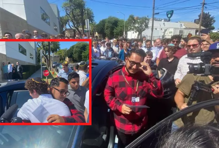 alumnos juntan dinero y le regalan vehículo a su maestro de matemáticas, hacía cuatro horas a la escuela.jpg