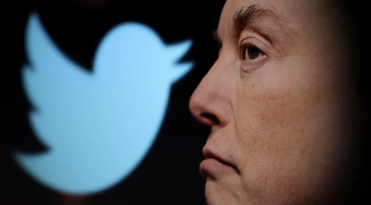 El logotipo de Twitter y una foto de Elon Musk se muestran a través de una lupa en esta ilustración tomada el 27 de octubre de 2022.