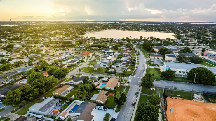 un bonito suburbio de Florida en un hermoso atardecer