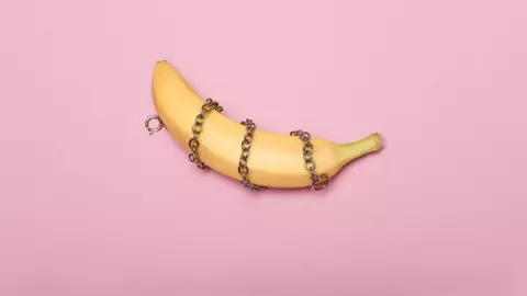 ¡Sale mal! Hombre se asfixia con juguetes eróticos en ritual sexual