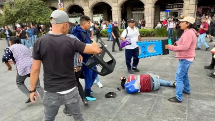 Registran riña entre ambulantes y personal de vía pública en el Zócalo, CDMX