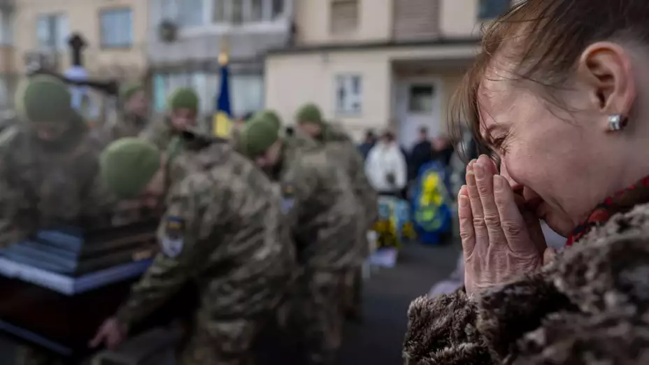 Funeral de un soldado ucraniano muerto en la guerra con Rusia.