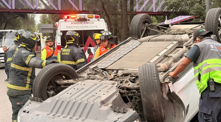 Mujer vuelca sobre Río Churubusco tras chocar contra dos autos.