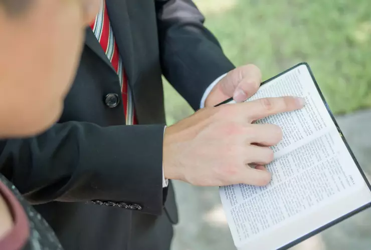 Testigos de Jehová: ¿Por qué las mujeres usan faldas largas?