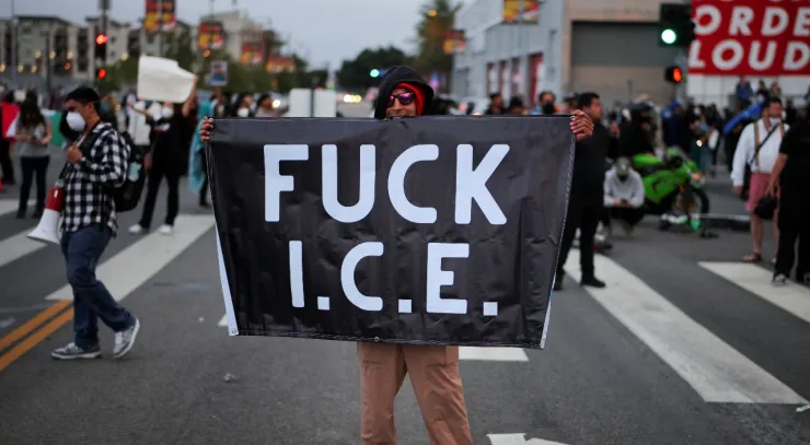 Migrantes protestan contra redada en Los Ángeles